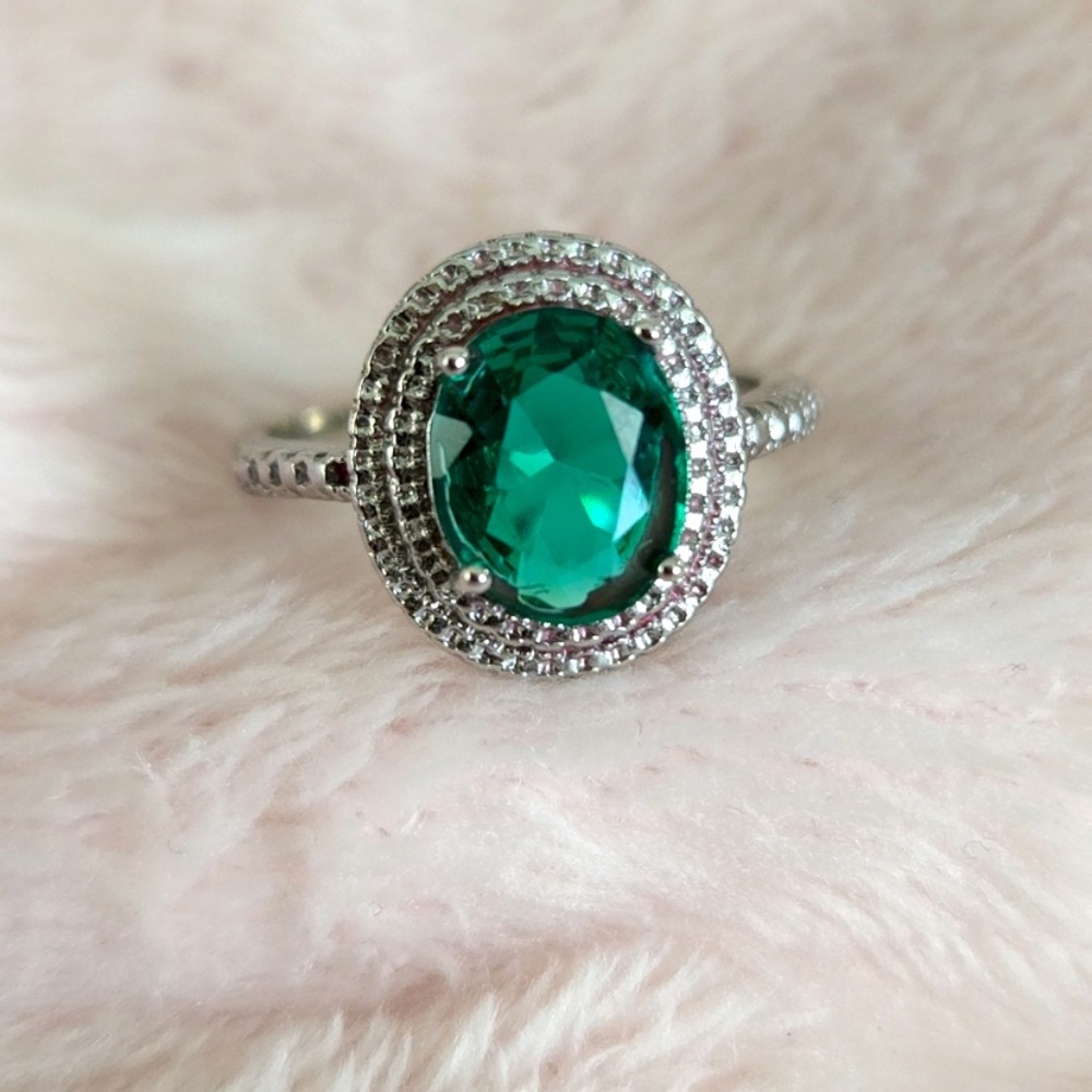NWOT Gorgeous emerald green stone silver ring approx size 8